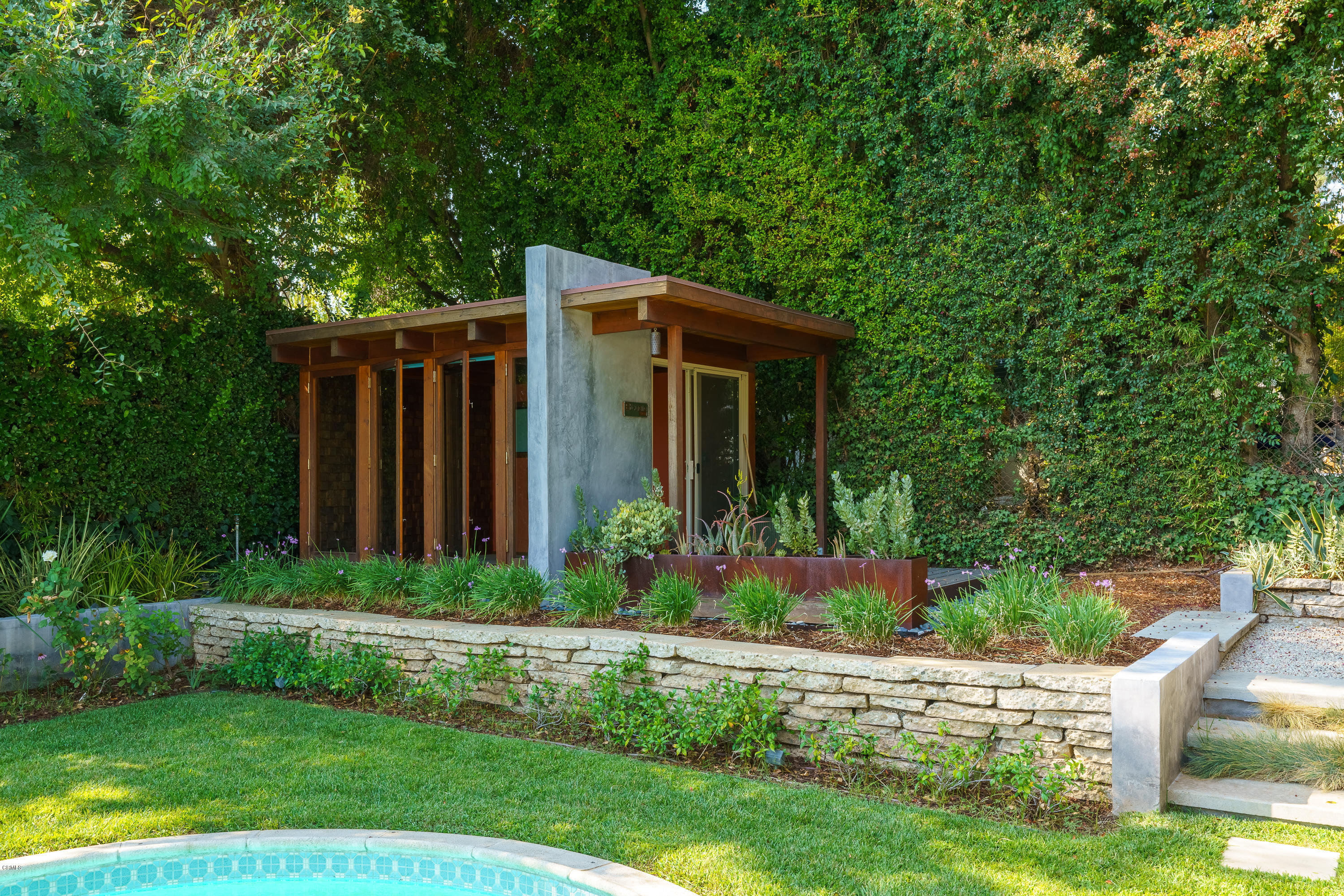 1025 Nithsdale Road Pasadena, CA 91105 - Photo 29 of 34 a front view of a house with garden
