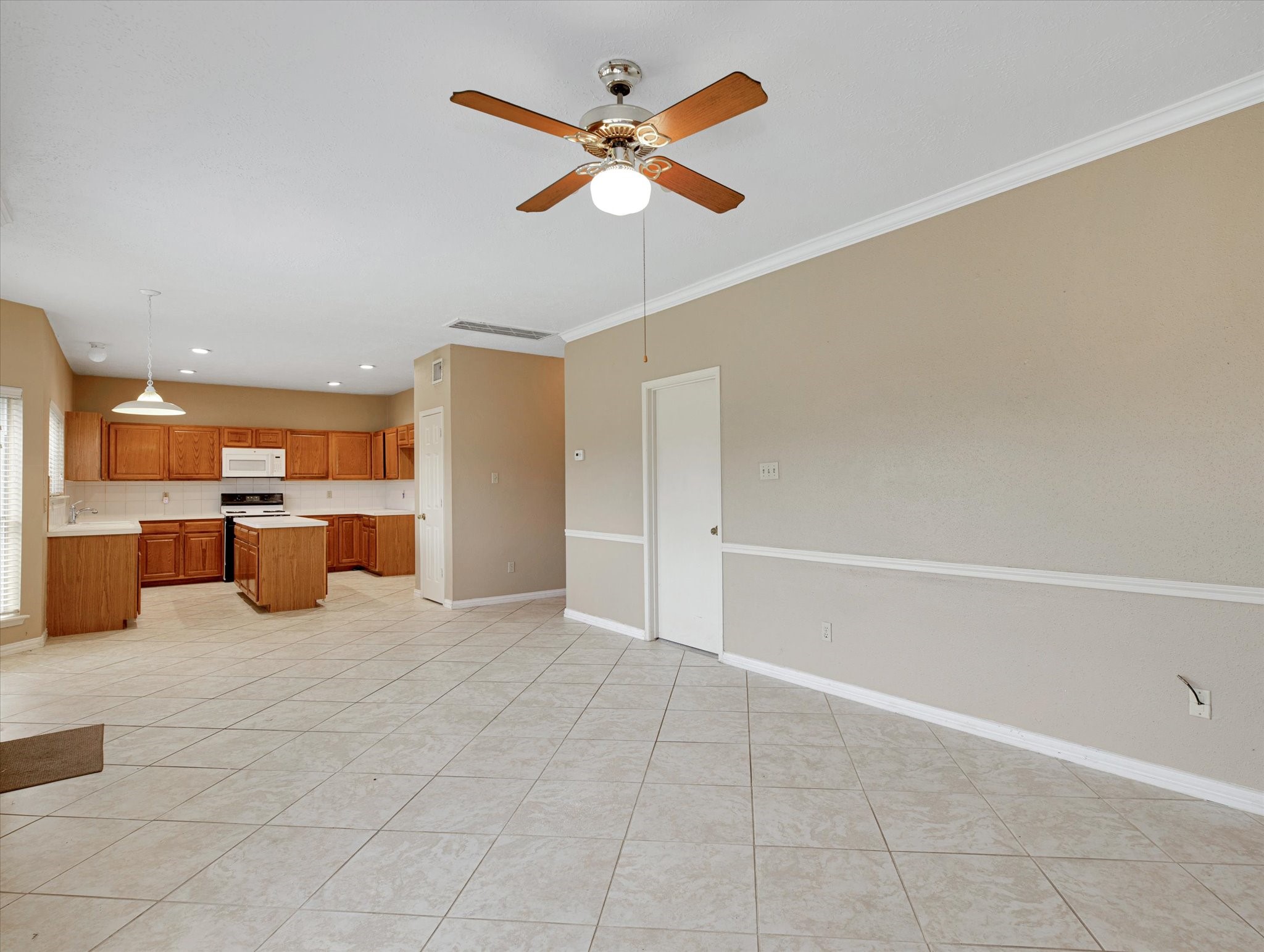 16423 Ash Point Lane Sugar Land, TX 77498 - Photo 19 of 46 a view of a livingroom with a ceiling fan