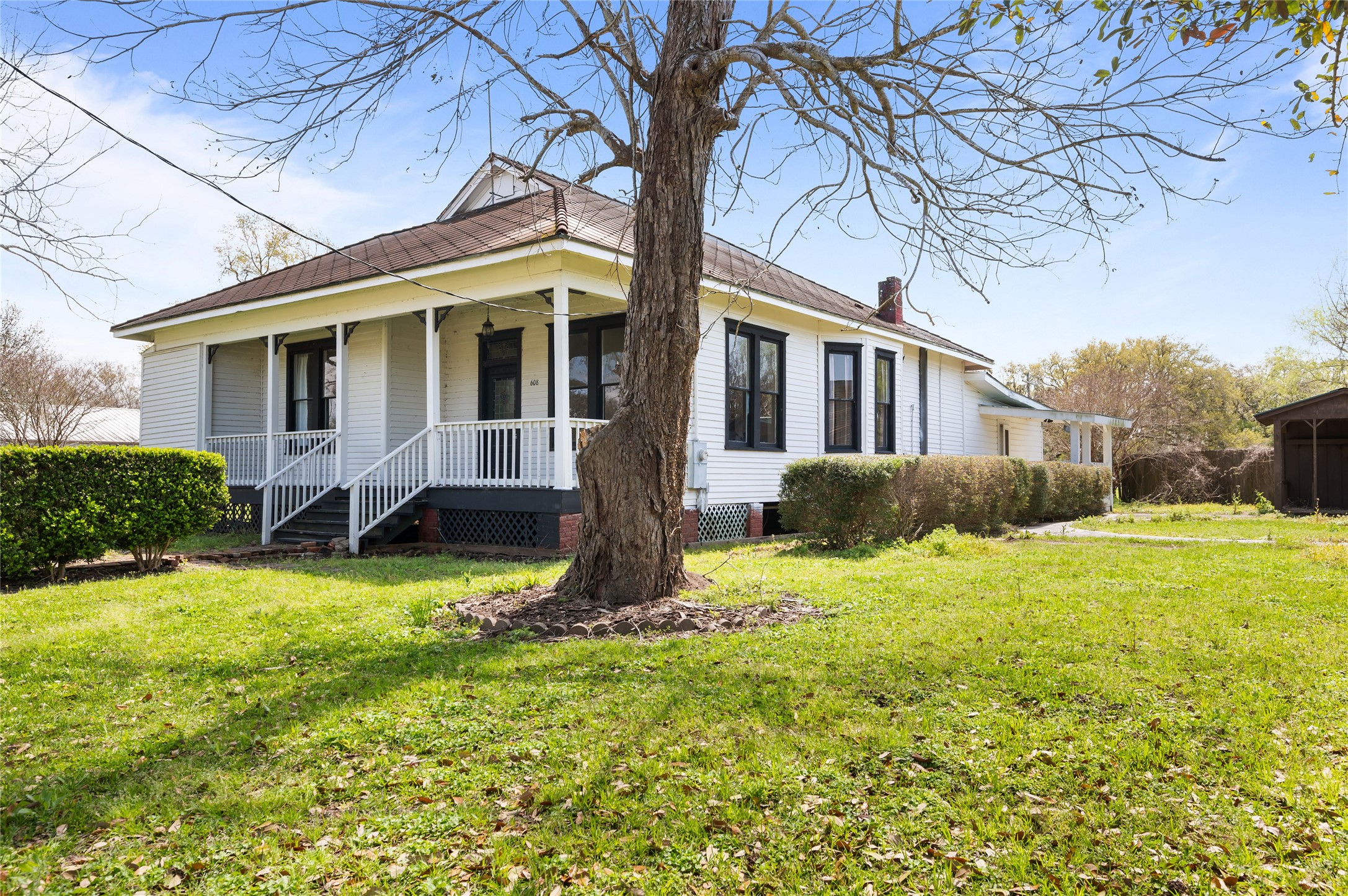 608 Miller Street Anahuac, TX 77514 - Photo 2 of 31