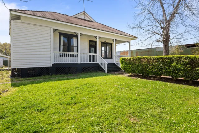 $275,000 | 608 Miller Street, Anahuac, TX 77514