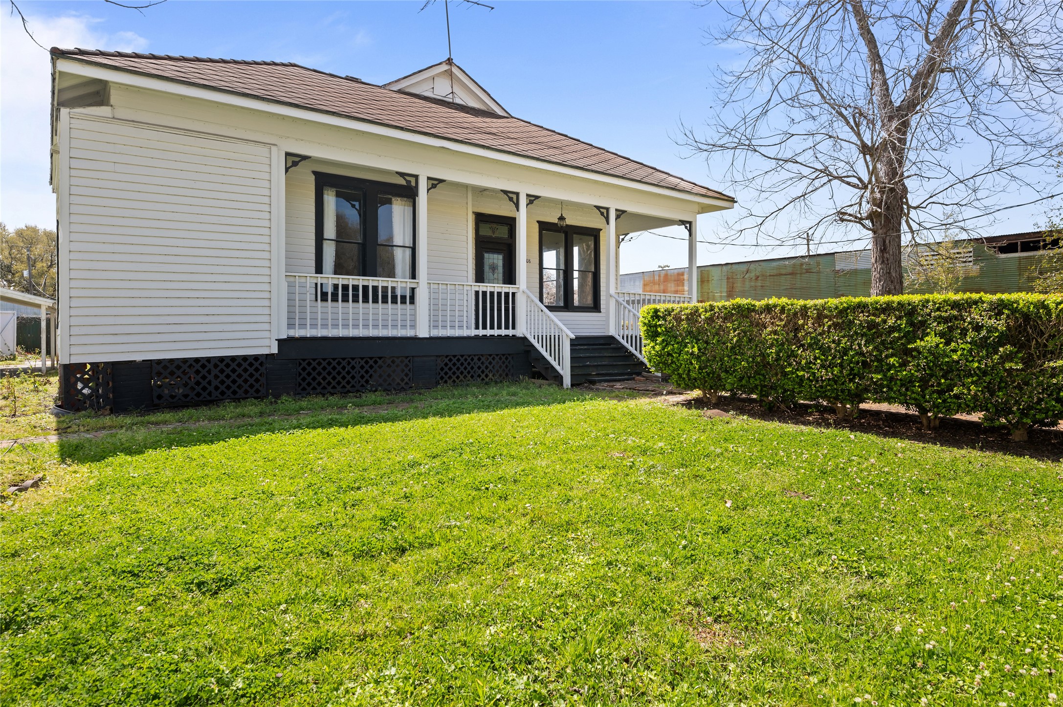 608 Miller Street Anahuac, TX 77514 - Photo 3 of 31