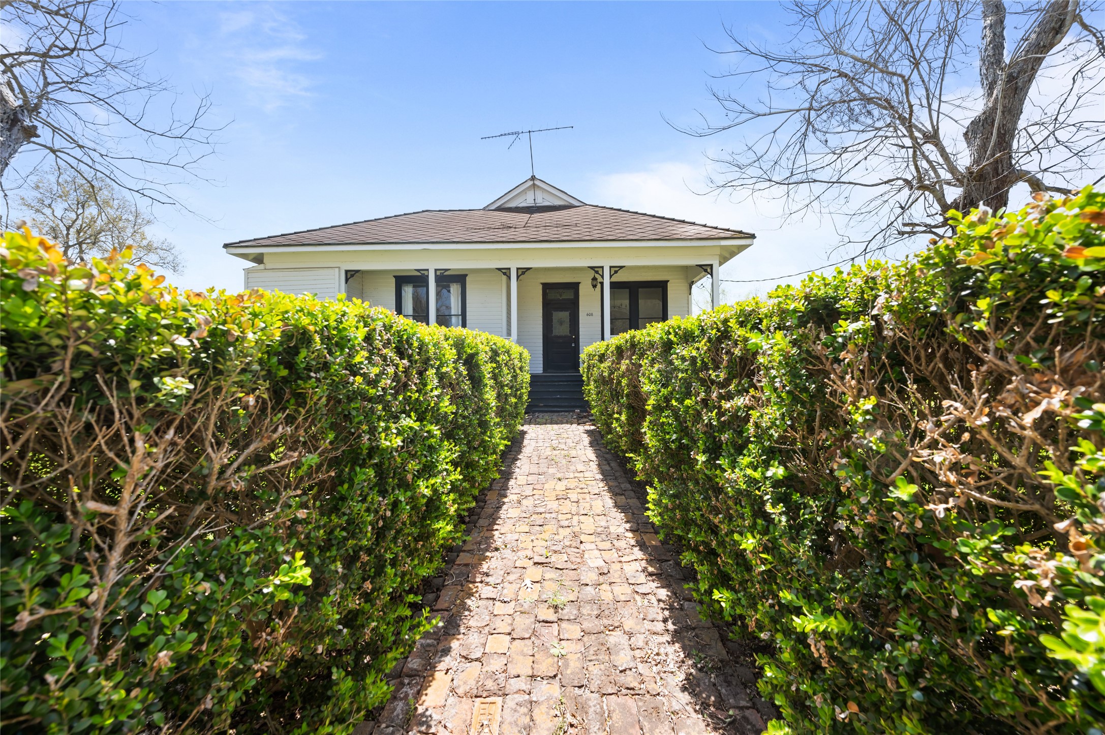 608 Miller Street Anahuac, TX 77514 - Photo 4 of 31