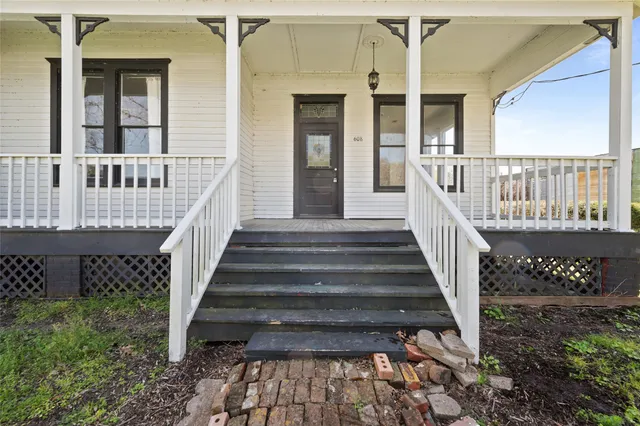 $275,000 | 608 Miller Street, Anahuac, TX 77514