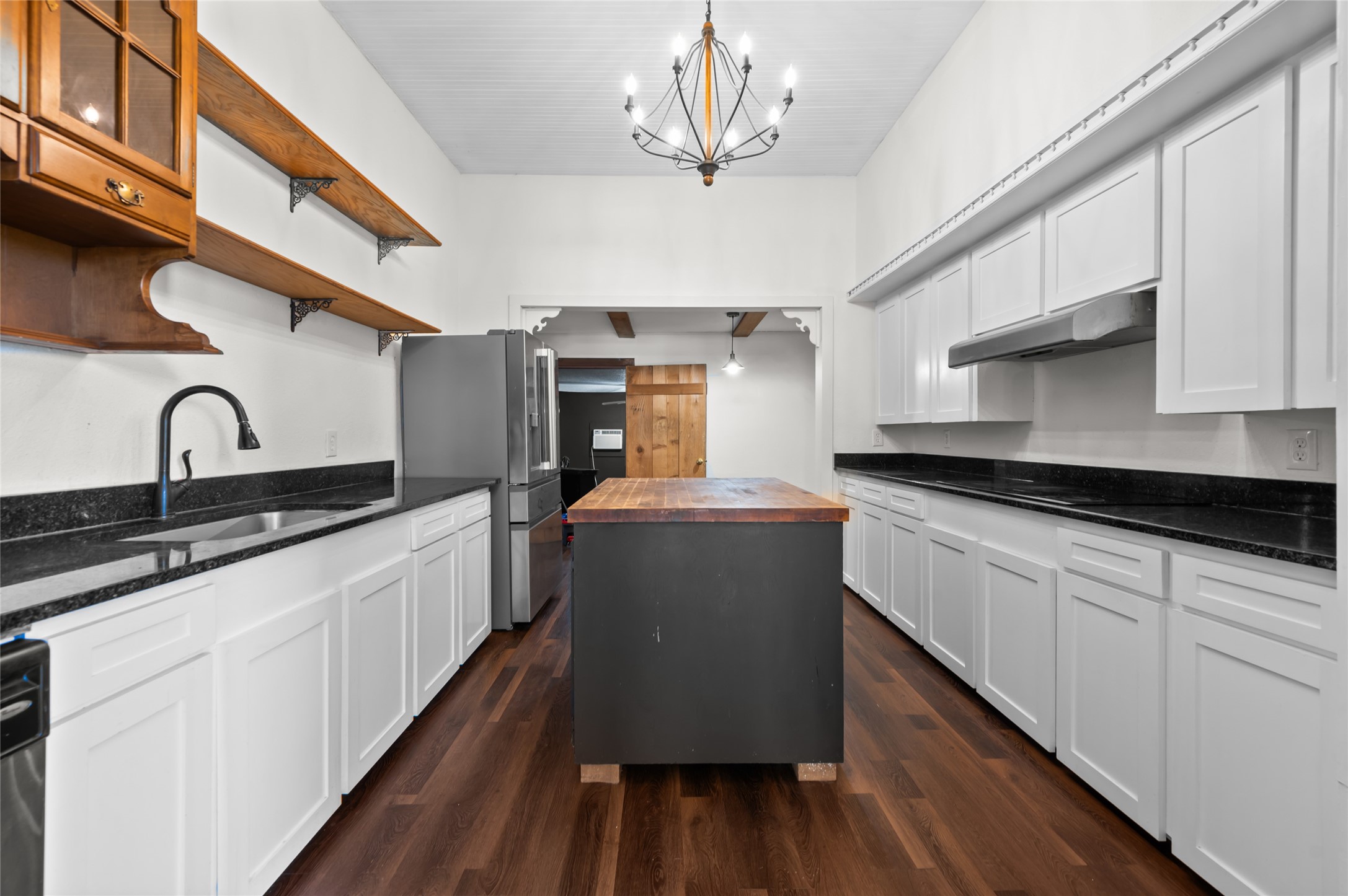 608 Miller Street Anahuac, TX 77514 - Photo 7 of 31