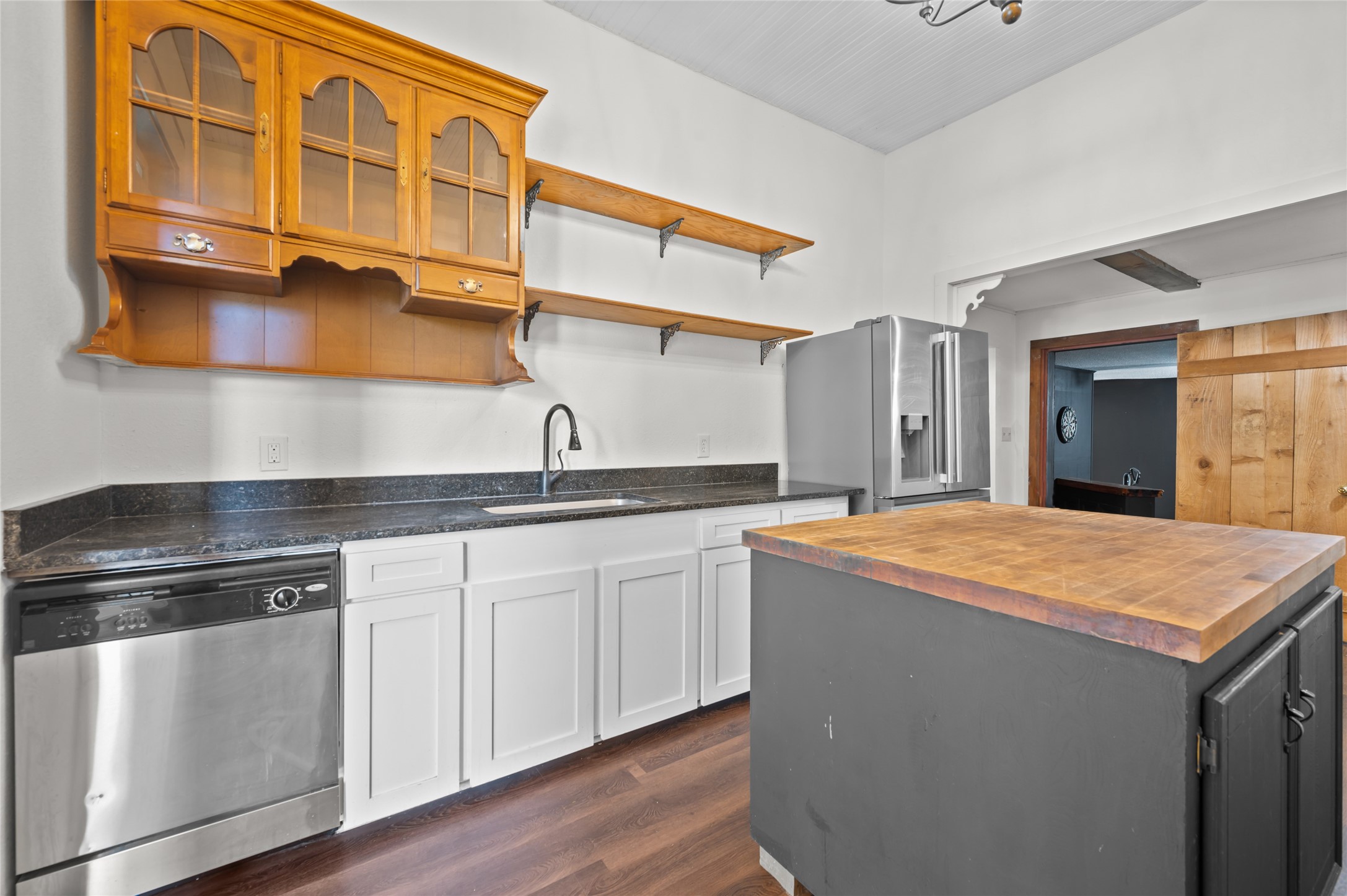 608 Miller Street Anahuac, TX 77514 - Photo 9 of 31