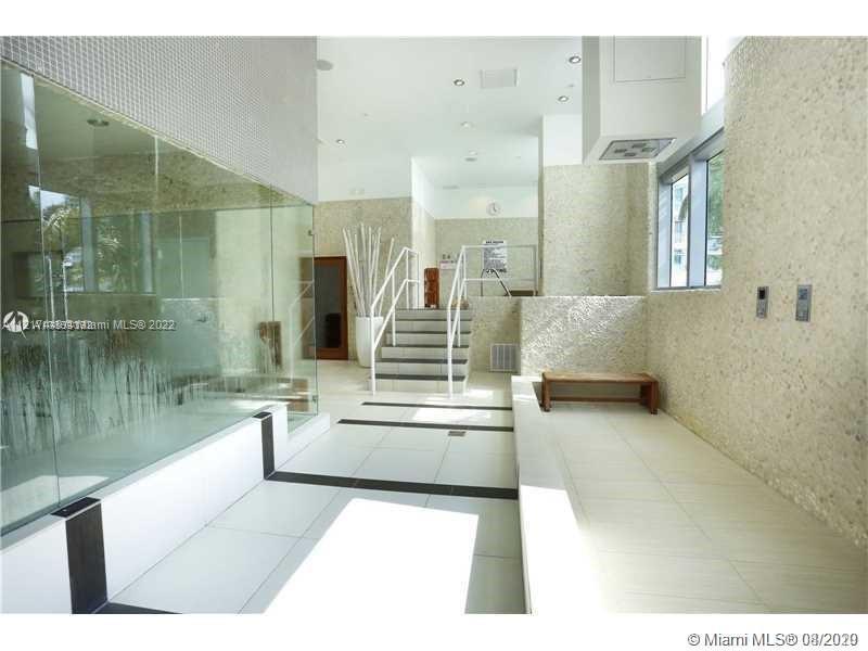 92 Southwest 3rd Street, Unit 1412 Miami, FL 33130 - Photo 27 of 37 a en suite bathroom with a tub shower and sink