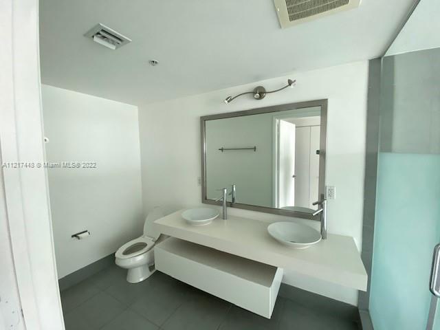 92 Southwest 3rd Street, Unit 1412 Miami, FL 33130 - Photo 8 of 37 a bathroom with a sink and a mirror