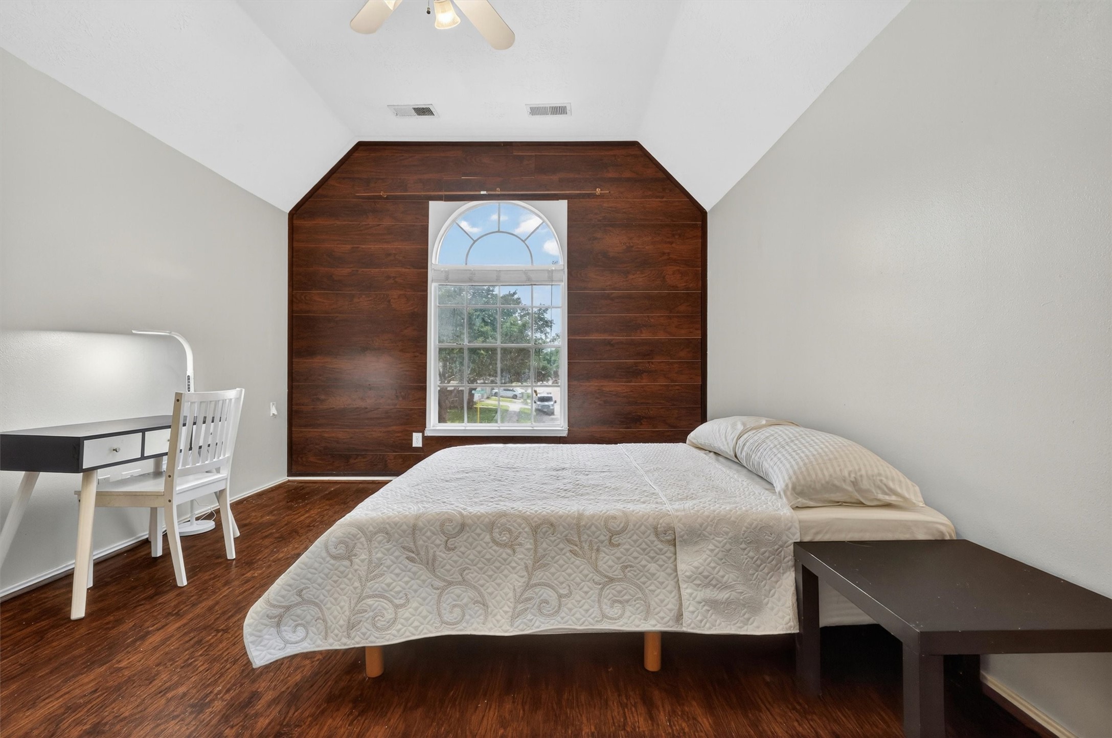 10054 Rio Bravo Road Houston, TX 77064 - Photo 22 of 41 Primary Bedroom with high ceiling - NO CARPET OUTSTAIRS
