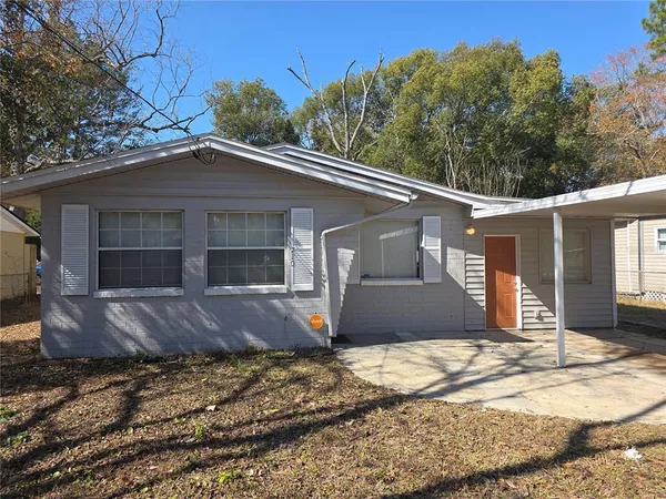 a view of a house with a yard