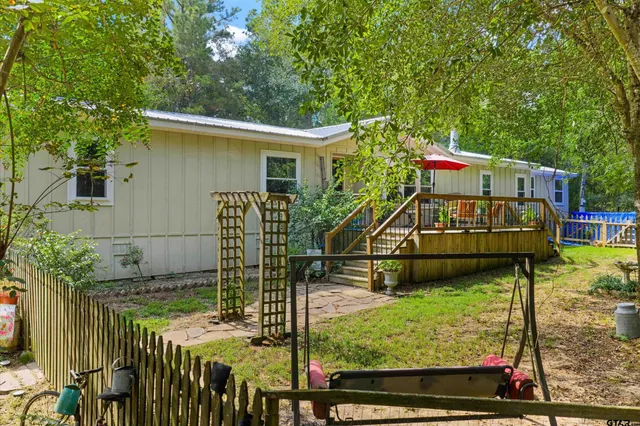 a view of a house with backyard