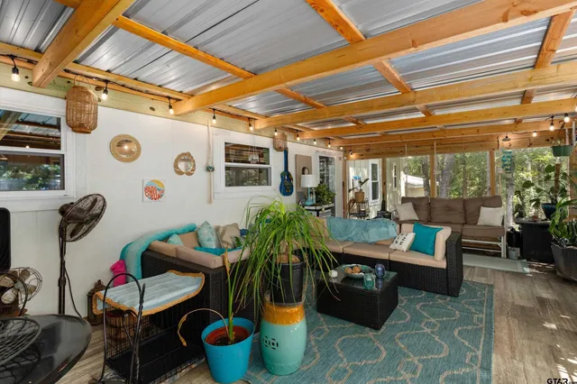 a view of a house with backyard