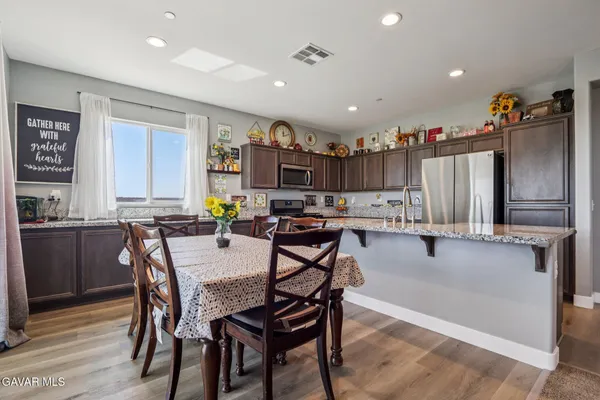 $499,999 | 2016 Via Vida Feliz Avenue, Rosamond, CA 93560