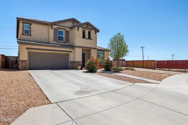 $499,999 | 2016 Via Vida Feliz Avenue, Rosamond, CA 93560