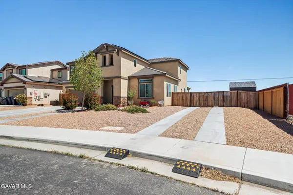 $499,999 | 2016 Via Vida Feliz Avenue, Rosamond, CA 93560