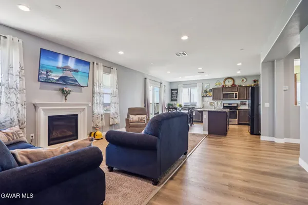 $499,999 | 2016 Via Vida Feliz Avenue, Rosamond, CA 93560