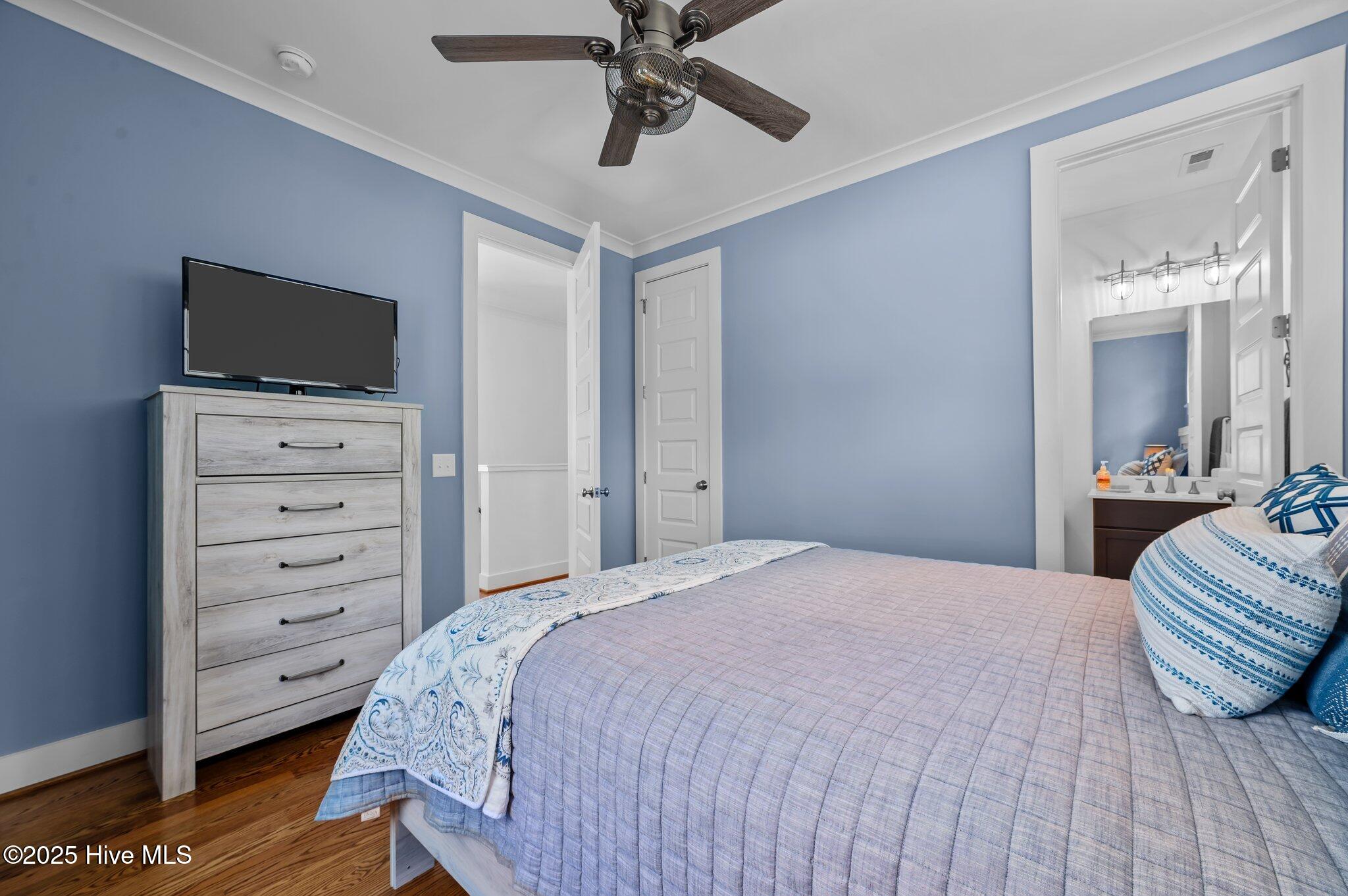 233 East Water Street Washington, NC 27889 - Photo 34 of 47 Spacious en-suite guest room