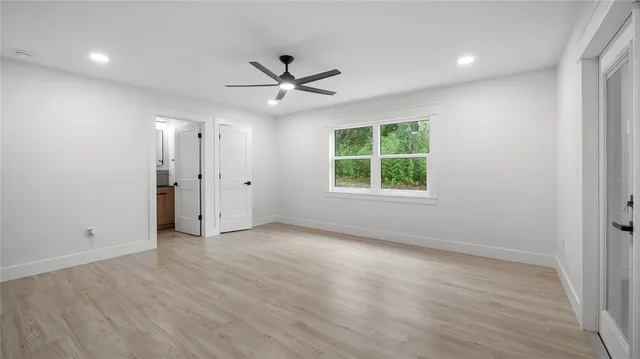 a view of a backyard