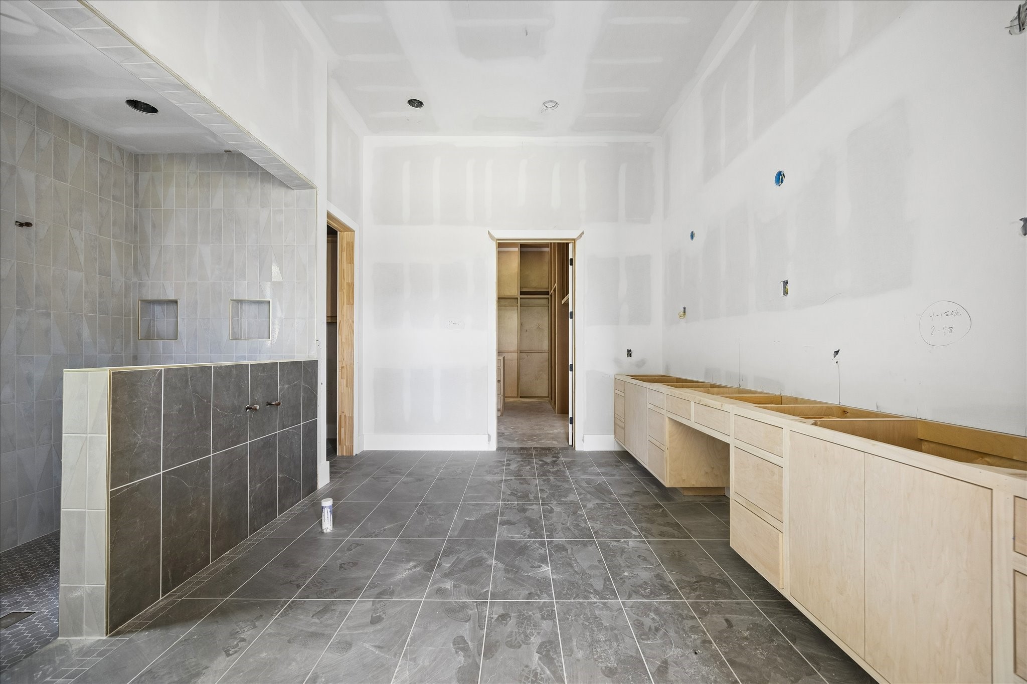 9050 Elizabeth Road Houston, TX 77055 - Photo 18 of 40 a view of hallway with shower