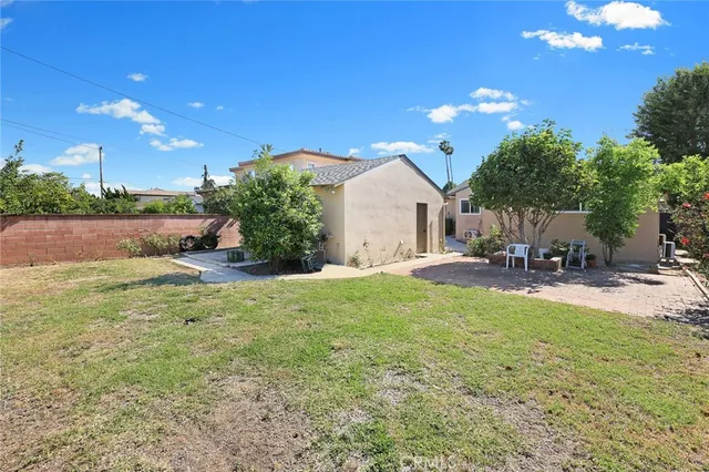 a view of a backyard