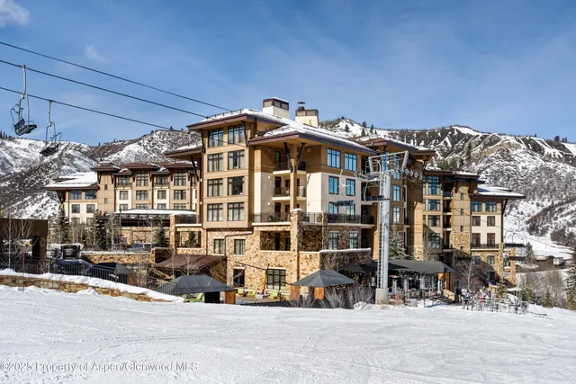 a view of roof and sitting area
