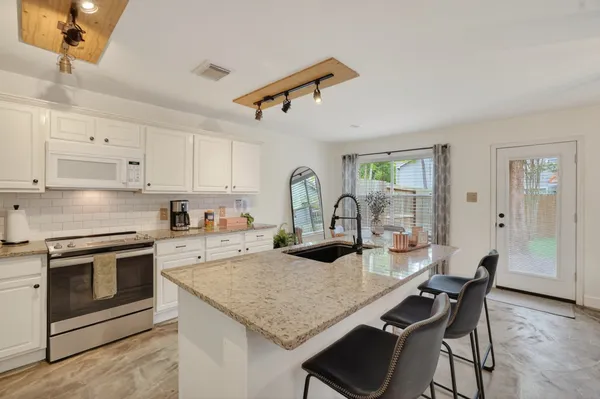 $2,900 | 30 Butterfly Branch Place, The Woodlands, TX 77382