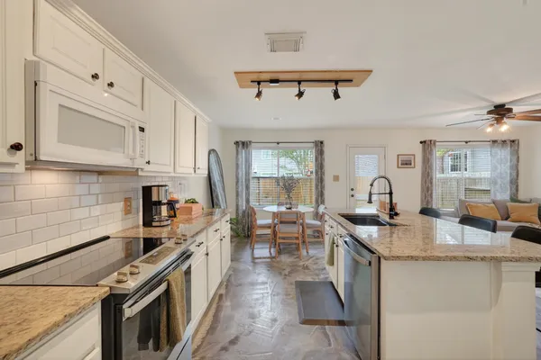 $2,900 | 30 Butterfly Branch Place, The Woodlands, TX 77382