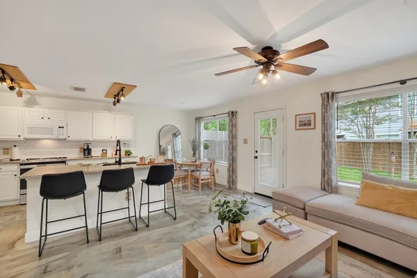 $2,900 | 30 Butterfly Branch Place, The Woodlands, TX 77382