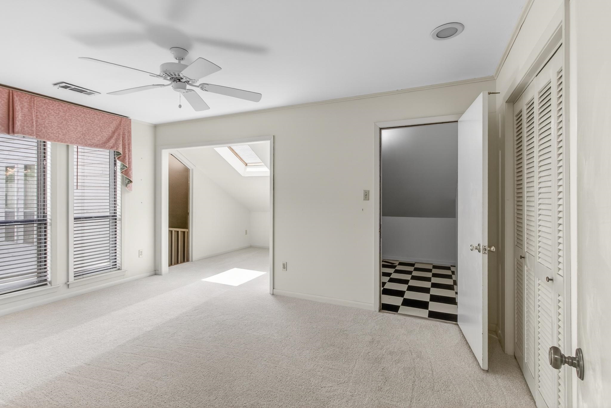 3121 Beechrun Drive Memphis, TN 38128 - Photo 25 of 40 The largest of the guest bedrooms, this one offers an office nook and a huge walk-in closet, in addition to the two double closets! The entry to the left is a breezeway that overlooks the incredible den!