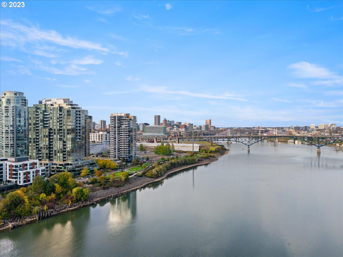 841 Southwest Gaines Street, Unit 1800 Portland, OR 97239 - Photo 37 of 39 a view of a city with a lake