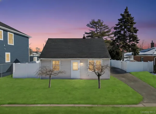 $399,999 | 1333 5th Avenue, Bay Shore, NY 11706