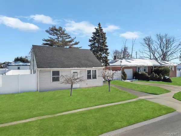 $399,999 | 1333 5th Avenue, Bay Shore, NY 11706