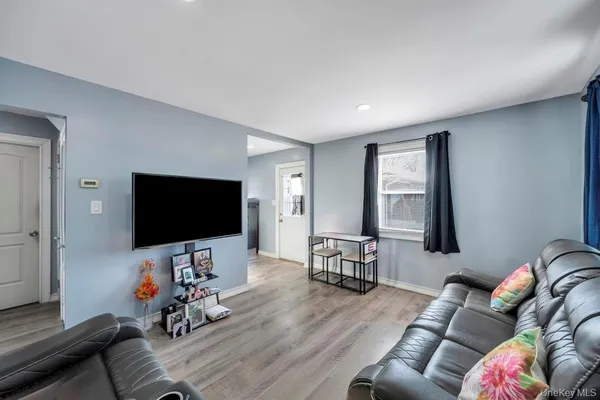 $399,999 | 1333 5th Avenue, Bay Shore, NY 11706