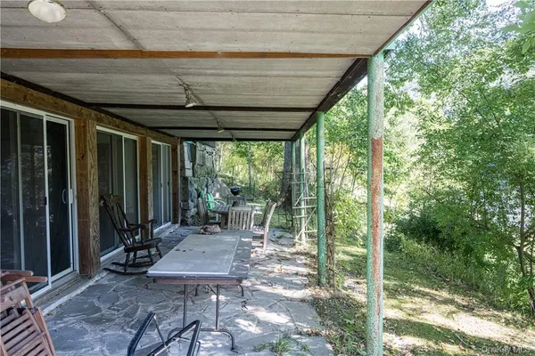 a view of a backyard