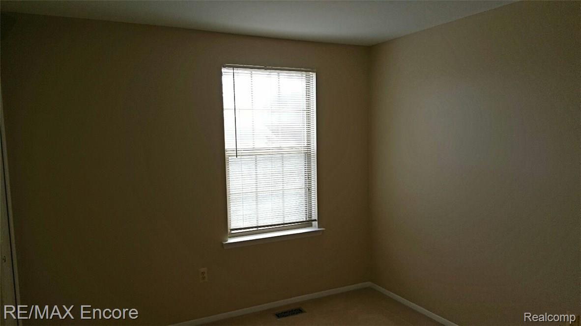 210 Pine Tree Ridge, Unit 84 Waterford, MI 48327 - Photo 21 of 26 20170312_150202_resized_1.jpg