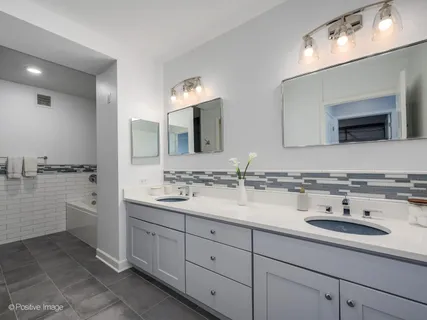 $1,395,000 | 225 North Columbus Drive, Unit 6705, Chicago, IL 60601