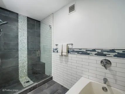 $1,395,000 | 225 North Columbus Drive, Unit 6705, Chicago, IL 60601