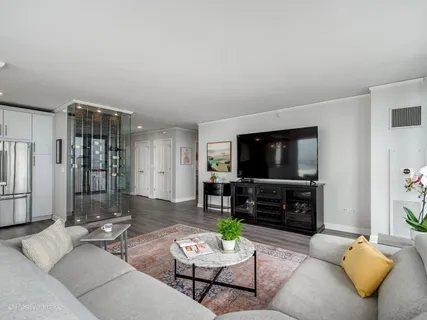 $1,395,000 | 225 North Columbus Drive, Unit 6705, Chicago, IL 60601