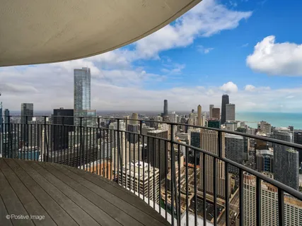 $1,395,000 | 225 North Columbus Drive, Unit 6705, Chicago, IL 60601