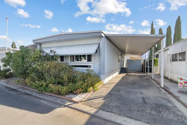 a view of a back yard of the house