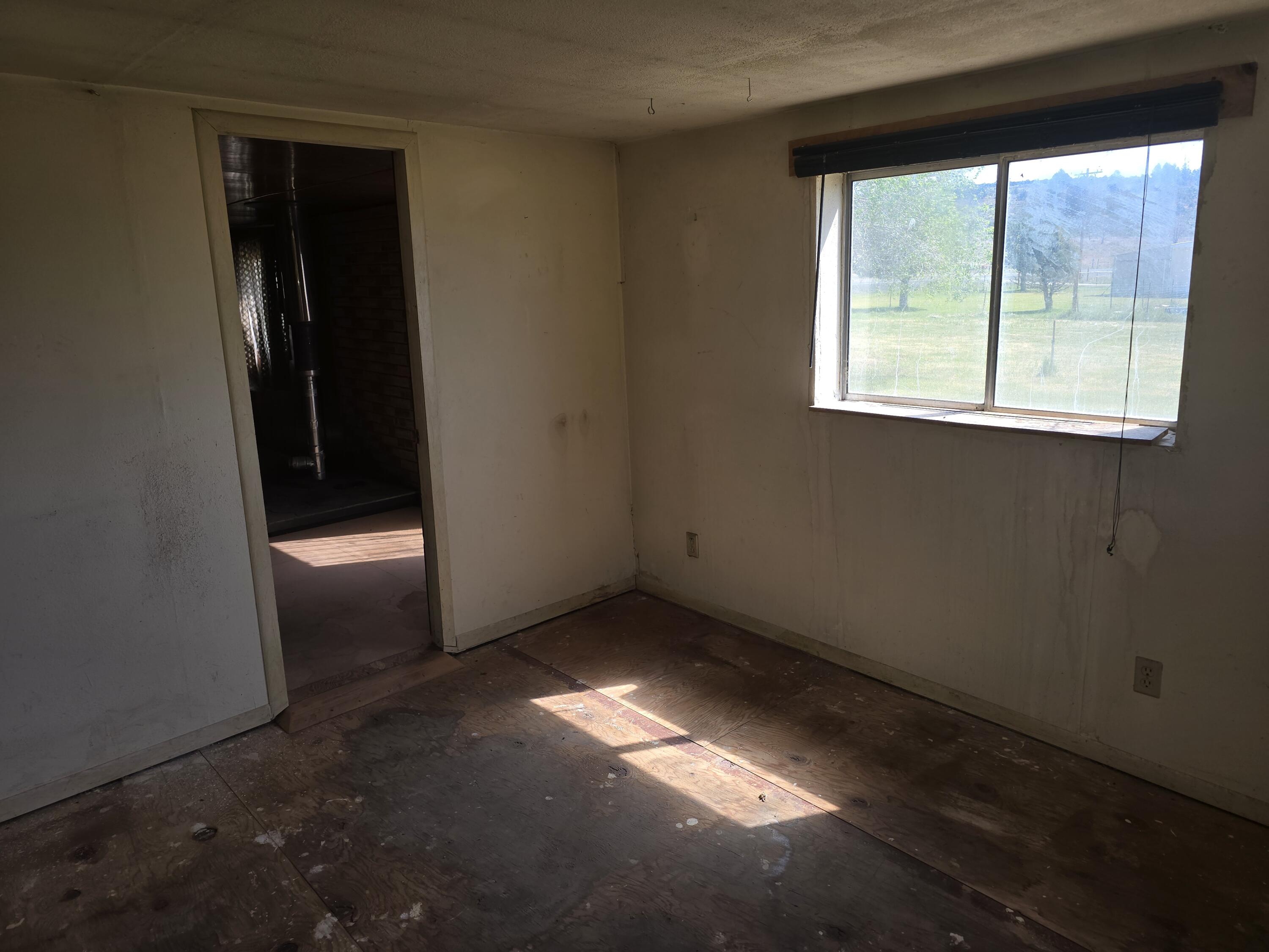 31974 Drews Road Chiloquin, OR 97624 - Photo 10 of 25 an empty room with a window