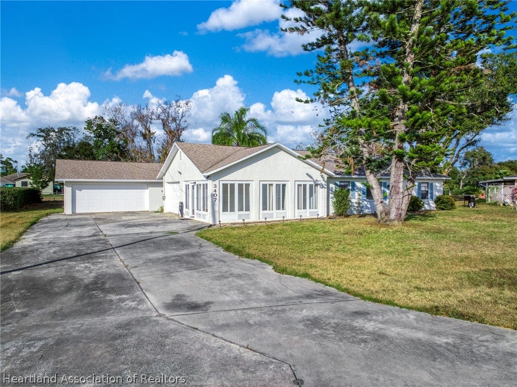 3407 Divot Road Sebring, FL 33872 - Photo 3 of 39 Gallery Image 3
