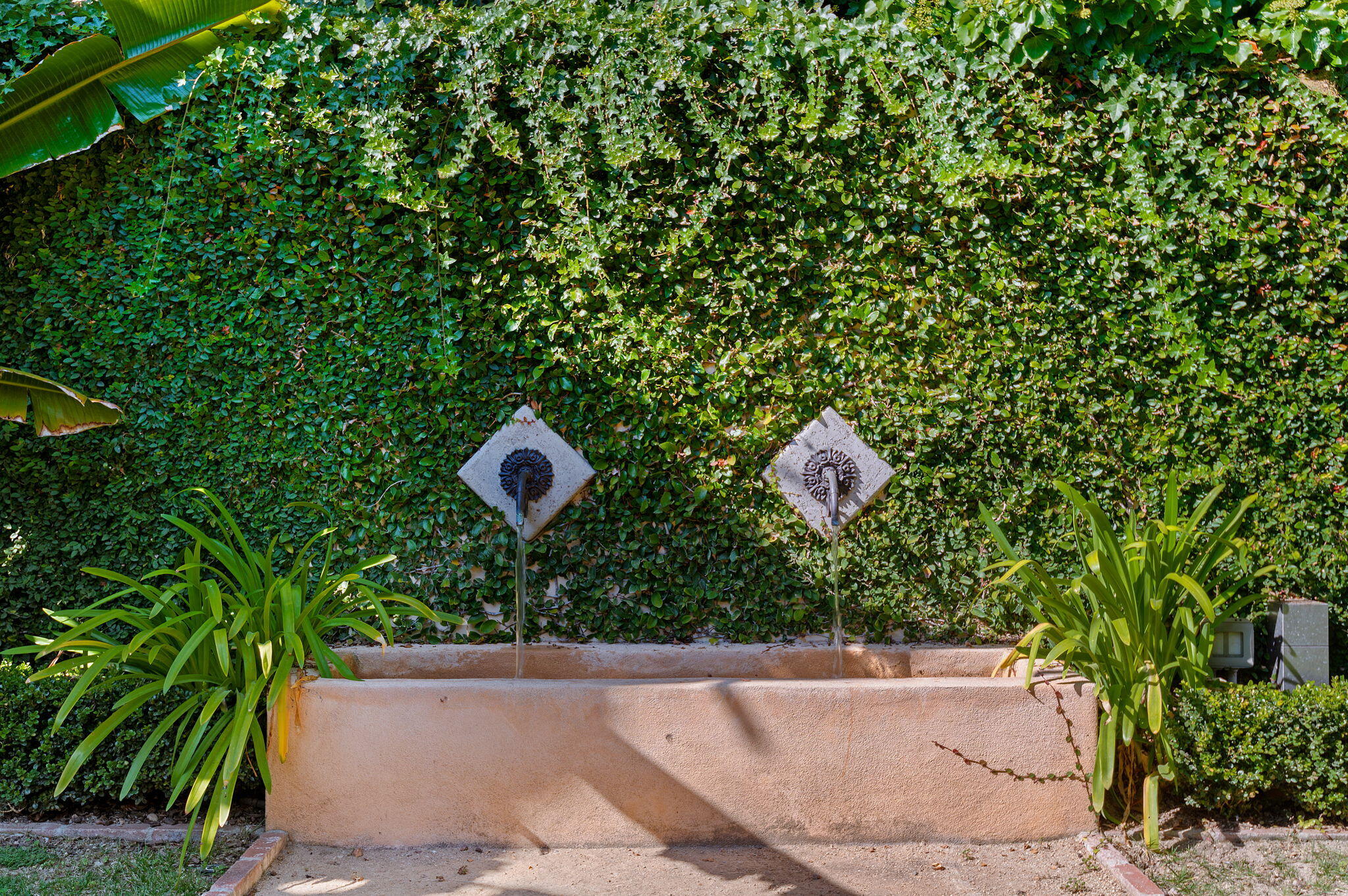 1520 Lingate Lane Montecito, CA 93108 - Photo 37 of 38 a backyard of a house with lots of green space