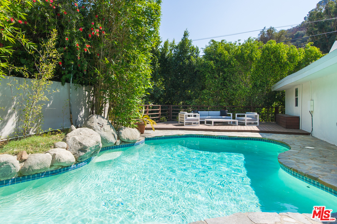 1908 North Beverly Drive Beverly Hills, CA 90210 - Photo 19 of 32 a garden view with a seating space