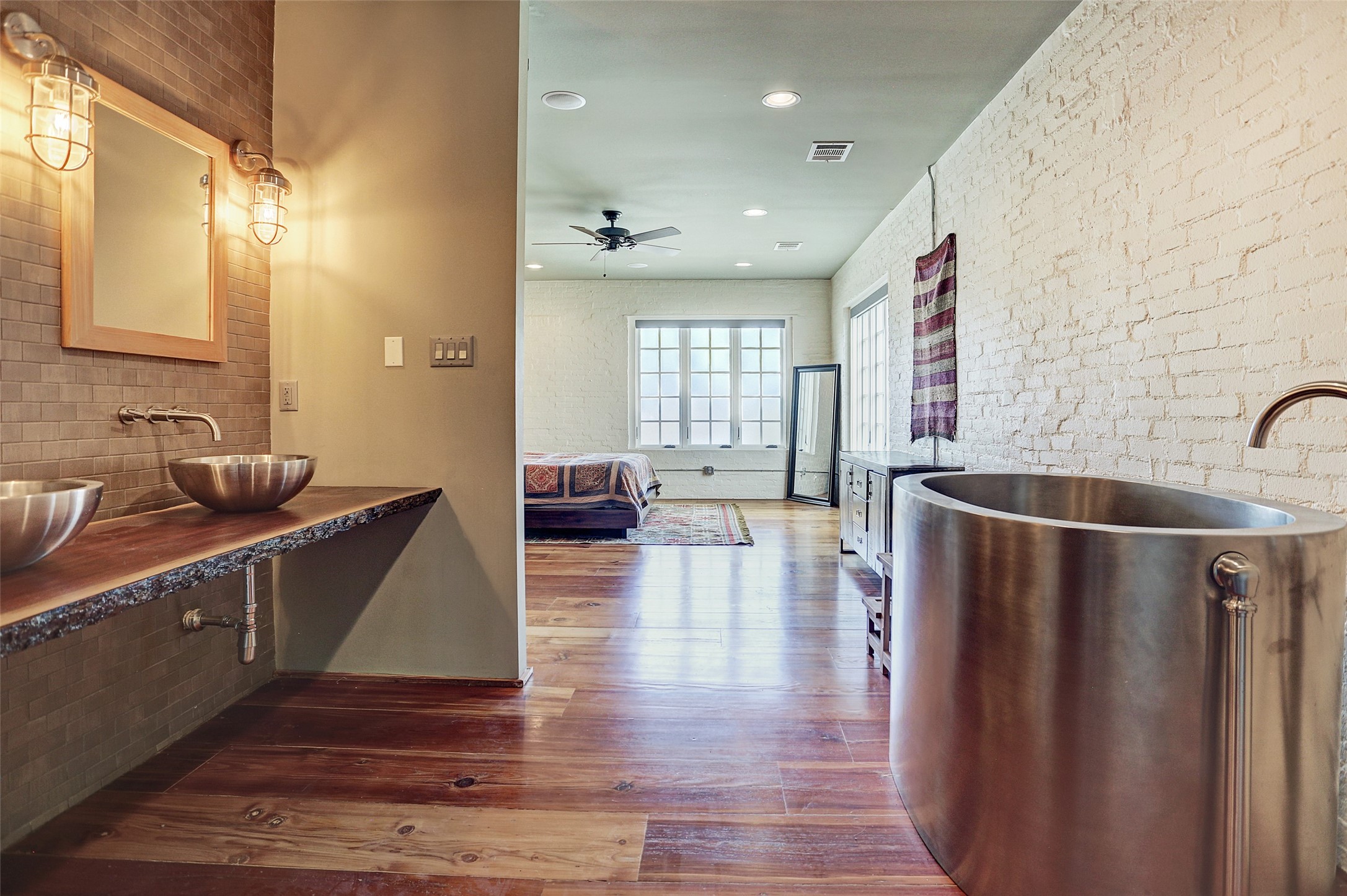 808 Coronado Street Houston, TX 77009 - Photo 22 of 50 Unit 1, alternate angle of the primary bedroom featuring an open-concept en suite bath.