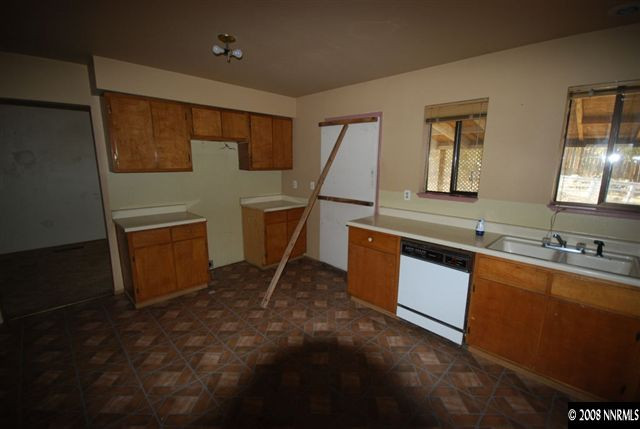 475 Hoge Road Reno, NV 89506 - Photo 5 of 9 a spacious bathroom with a double vanity sink a mirror and a bathtub