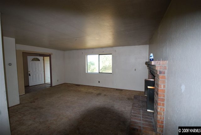 475 Hoge Road Reno, NV 89506 - Photo 8 of 9 an empty room with windows