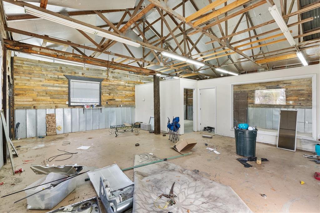 10973 Highway 301 Oxford, FL 34484 - Photo 11 of 17 a room with furniture