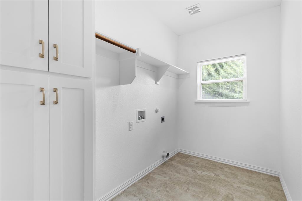 709 South Church Street Decatur, TX 76234 - Photo 10 of 14 a view of room with window