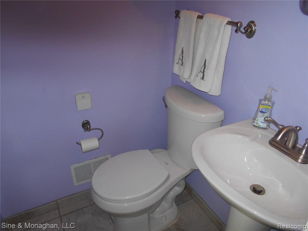 223 McMillan Road Grosse Pointe Farms, MI 48236 - Photo 13 of 39