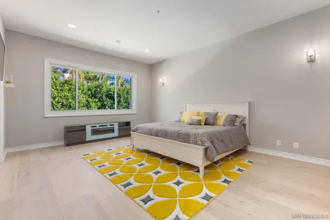 a en suite bathroom with a double vanity sink and mirror